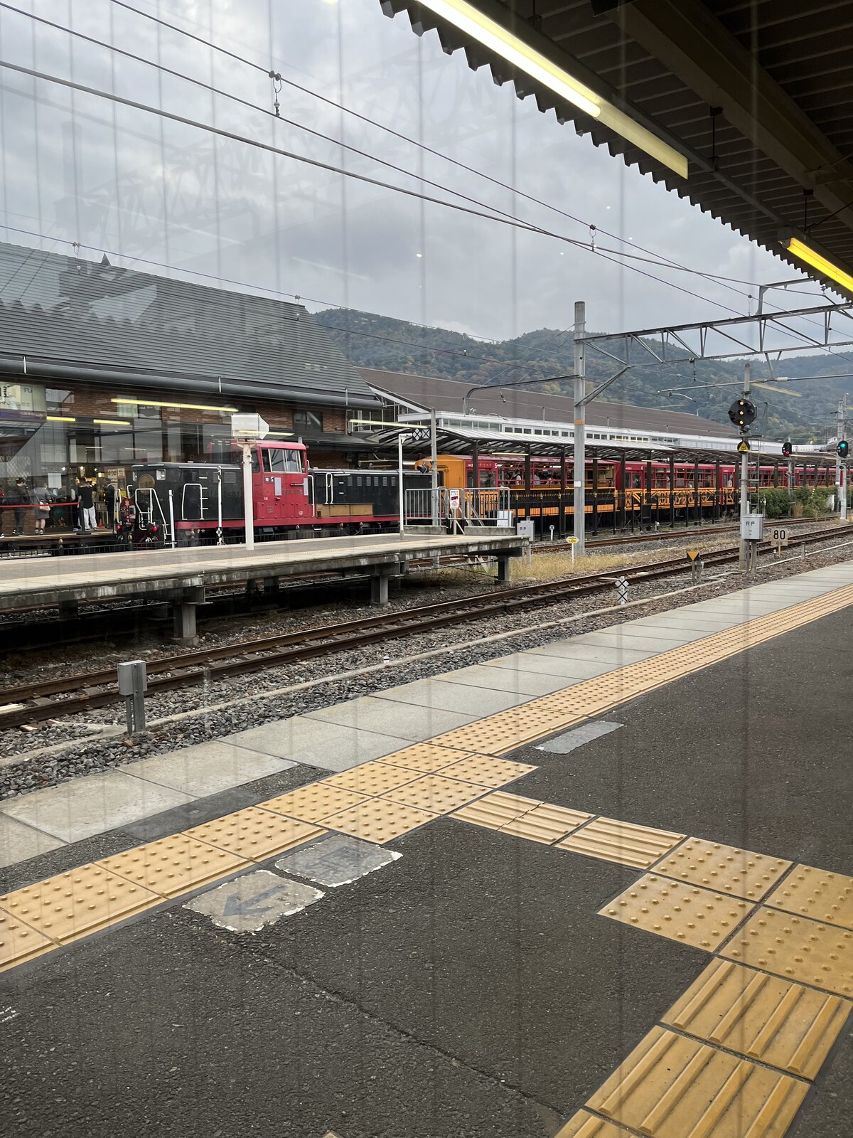 JR嵯峨嵐山駅のホームから見えたトロッコ列車