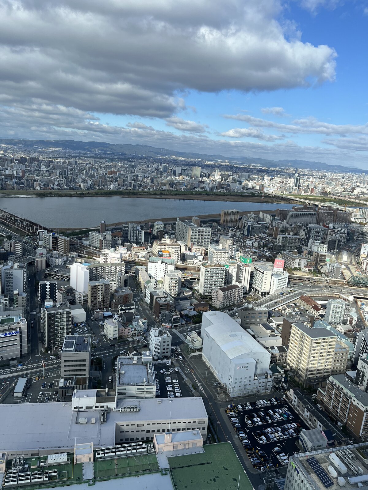 梅田スカイビル 空中庭園展望台からの眺め(別カット)